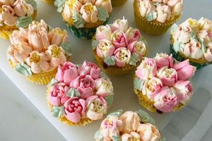 Cupcakes med spritsade blommor av italiensk maräng.
Prisgrupp: Deluxe-dekor