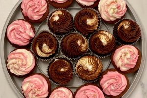 Cupcakes med smak av choklad och hallon.
Prisgrupp: Enkel dekor