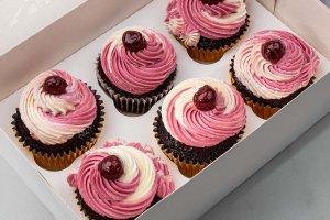 Cupcakes med körsbär- och vaniljtopping.
Prisgrupp: Enkel dekor