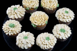 Cupcakes med vita blommor av kräm.
Prisgrupp: Deluxe-dekor
