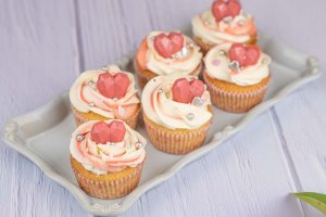 Cupcakes med rosa hjärtan av choklad, inför alla hjärtans dag.
Prisgrupp: Deluxe-dekor