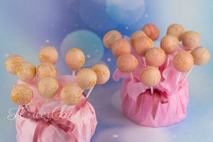 Cakepops, dekorerade med rosa choklad och guldfärgat strössel.