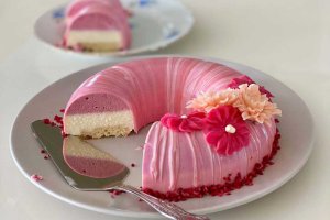 Moussetårta med smak av jordgubb &amp;amp; vit choklad samt med spegelglasyr.
Prisgrupp: Munkformad