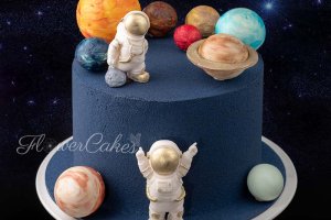 Ett par astronauter har precis upptäckt en jättelik tårta när de var ute på uppdrag i rymden, så de tog den här bilden ;)
Det skulle vara stjärnor på tårtan också, men de glömdes bort i brådskan!