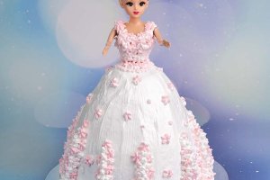 Tårta i form av en Barbiedocka (blond) med lång, fin klänning och en liten tiara. Ca 20 cm hög utan dockan, 18 cm diameter i botten.
Prisgrupp: Barbie