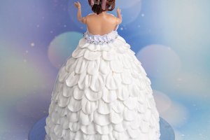 Tårta i form av en Barbiedocka med lång, fin klänning och en liten tiara. Här bakifrån.
Prisgrupp: Barbie