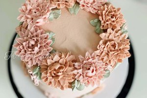 Tårta dekorerad med blommor av bean paste i form av chrysantemum.