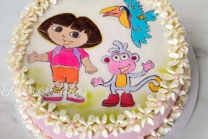Dora the explorer-tårta med handmålad tårtbild på toppen.