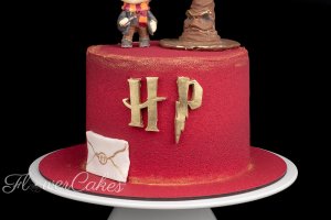 Harry Pottertårta i red velvetutförande med hallonsmak inuti.