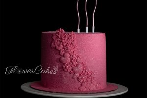 Tårta med smaken jordgubb &amp;amp; vanilj, dekorerad med små figurer av sockerpasta och silverglitter.