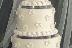 En traditionell bröllopstårta med enkel &amp;amp; stilren dekor.